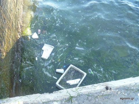 Τα κύματα ξέβρασαν βρωμιές!