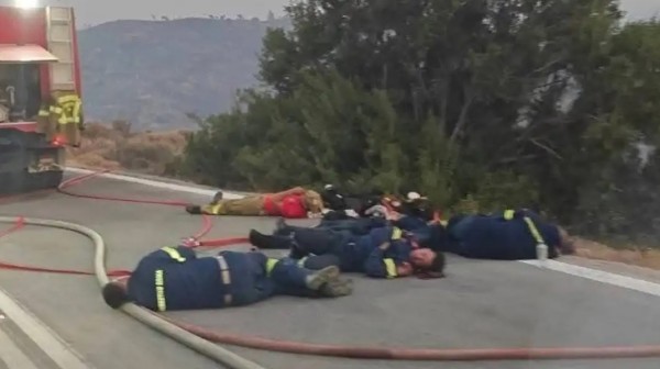 Η ΕΛΛΑΔΑ ΦΛΕΓΕΤΑΙ: Εξαντλημένοι πυροσβέστες κοιμούνται στη μέση του δρόμου