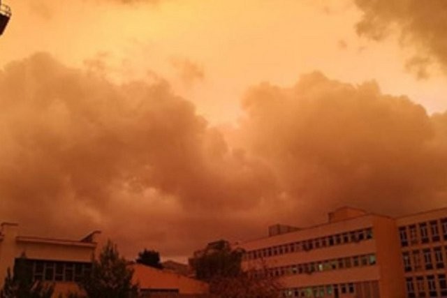 Κοκκίνησε ο ουρανός της Αθήνας το πρωί της Πέμπτης