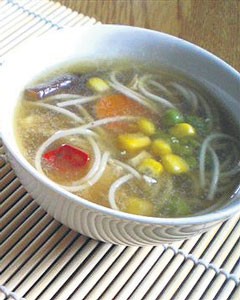 Kοτόσουπα με φιδέ και λαχανικά