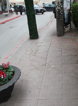 Σλάλομ στο πεζοδρόμιο