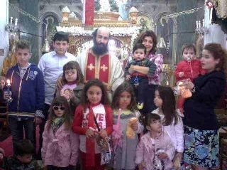 Ο παπά Γιώργης μοίρασε δώρα σε παιδιά και μεγάλους