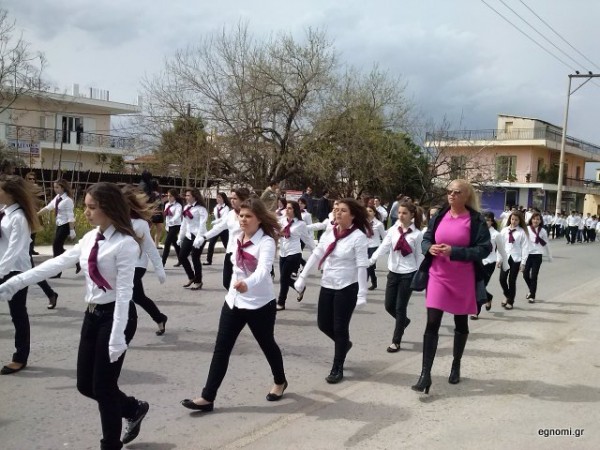 Γυμνάσιο Βασιλικού: Τα κορίτσια φόρεσαν παντελόνι στην παρέλαση