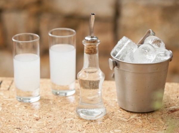 Έρχονται τσουχτερά πρόστιμα στα μαγαζιά που σερβίρουν χύμα τσίπουρο