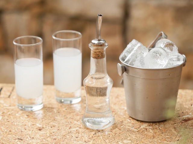 Έρχονται τσουχτερά πρόστιμα στα μαγαζιά που σερβίρουν χύμα τσίπουρο