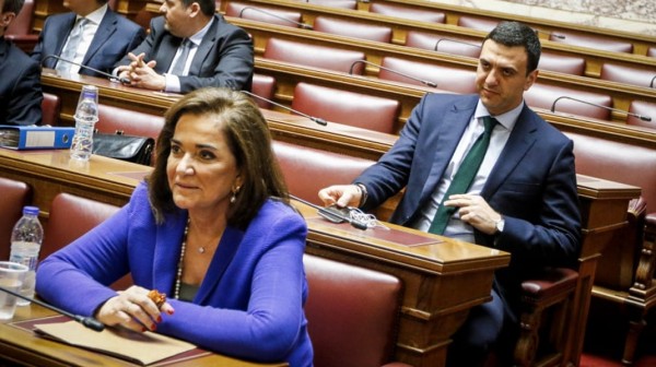 Η Ντόρα Μπακογιάννη τα ...έχωσε στον Βασίλη Κικίλια, επειδή ξήλωσε τον Λιμενάρχη Χανίων