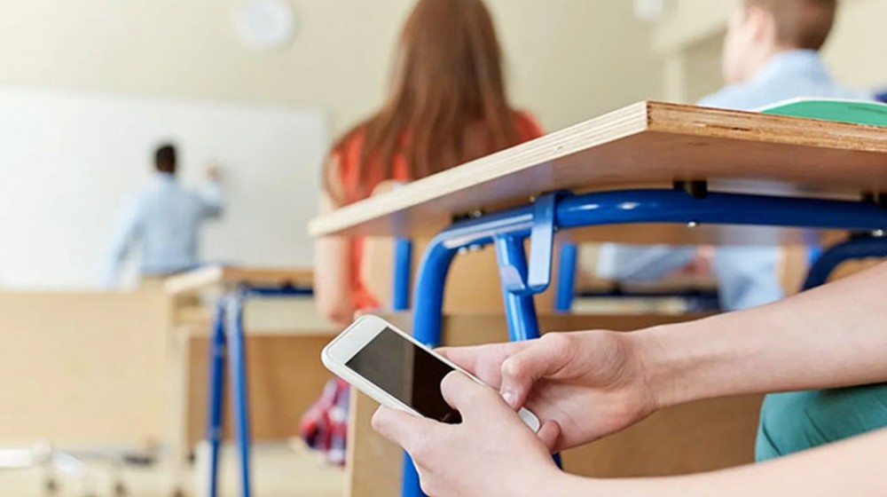 Δόθηκε η πρώτη αποβολή μαθητή για χρήση κινητού μέσα στο σχολείο