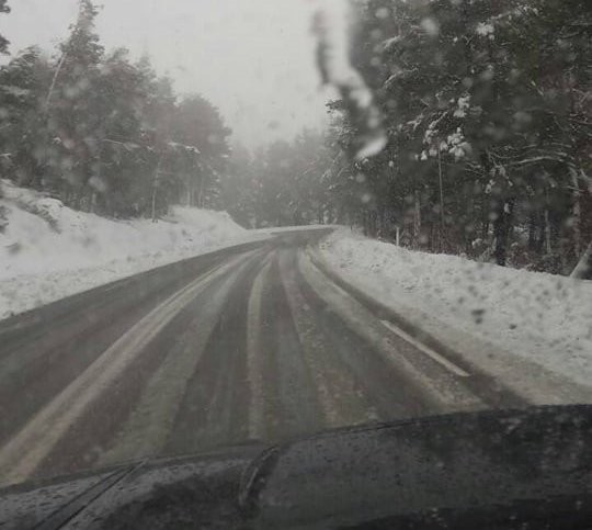 ΚΑΙΡΟΣ-ΧΙΟΝΙΑ: Από την υψηλή γέφυρα Χαλκίδας μέχρι το Σχηματάρι ισχύει η απαγόρευση κυκλοφορίας φορτηγών