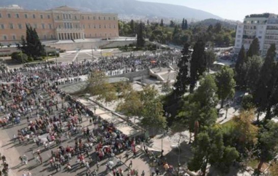 Απογοήτευση για τη μικρή παρουσία του κόσμου στο Σύνταγμα