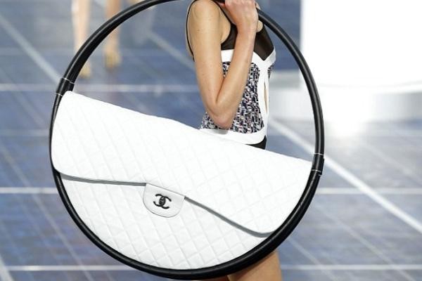 Η Chanel τιμά το χούλα χουπ!