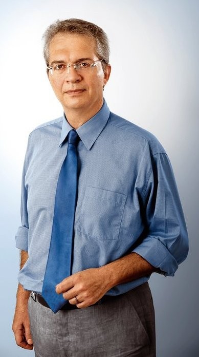 Ο φουλ μακιγιαρισμένος Σταμάτης Γκάβαλης