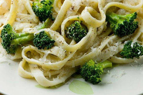 Μακαρόνια με μπρόκολο και γιαούρτι