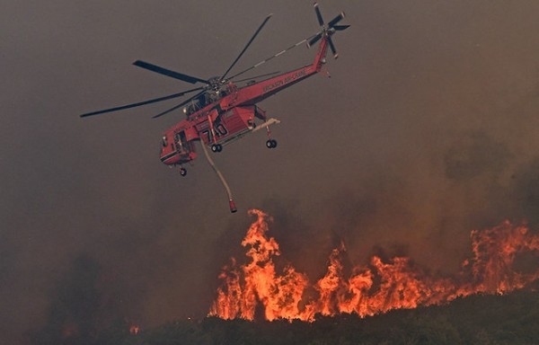ΚΑΡΥΣΤΟΣ- ΝΕΟΤΕΡΗ ΕΝΗΜΕΡΩΣΗ: Τέσσερα αεροσκάφη και ένα ελικόπτερο στη μάχη με τις φλόγες στον Πλατανιστό