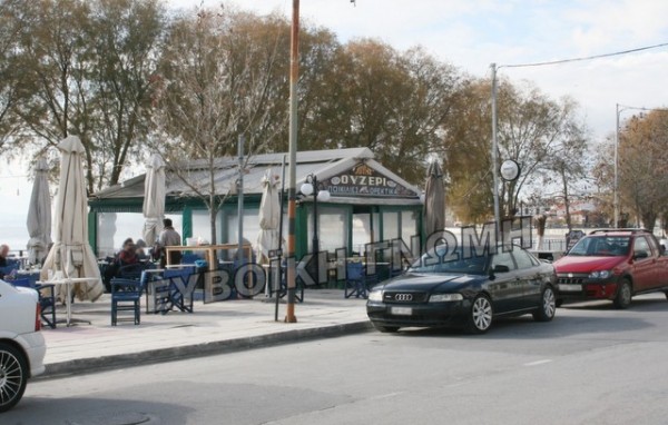 ΠΑΡΑΛΙΑ ΑΜΑΡΥΝΘΟΥ: Τέσσερις ρόδες και μία τσουγκράνα