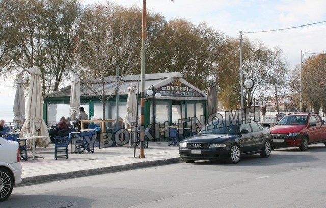 ΠΑΡΑΛΙΑ ΑΜΑΡΥΝΘΟΥ: Τέσσερις ρόδες και μία τσουγκράνα