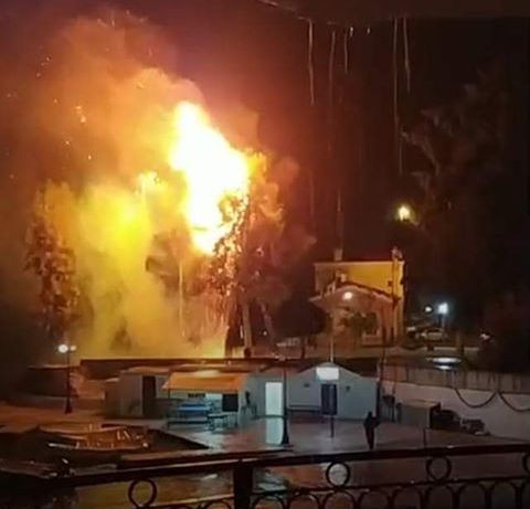 ΧΑΛΚΙΔΑ: Κεραυνός έκαψε δένδρο στον σταθμό των τρένων