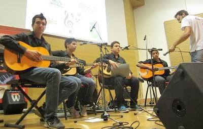 Οι κιθαρίστες της Λαμψάκου με δάσκαλο τον καθηγητή Γερμανικών