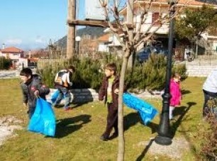 Καθαρίζουν οι εθελοντές στο Μαντούδι