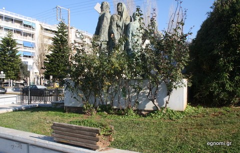 Διαλυμένο παρτέρι μπροστά στα αγάλματα