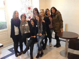 Όμορφες ...πωλήτριες και καλός σκοπός στο μπαζάρ