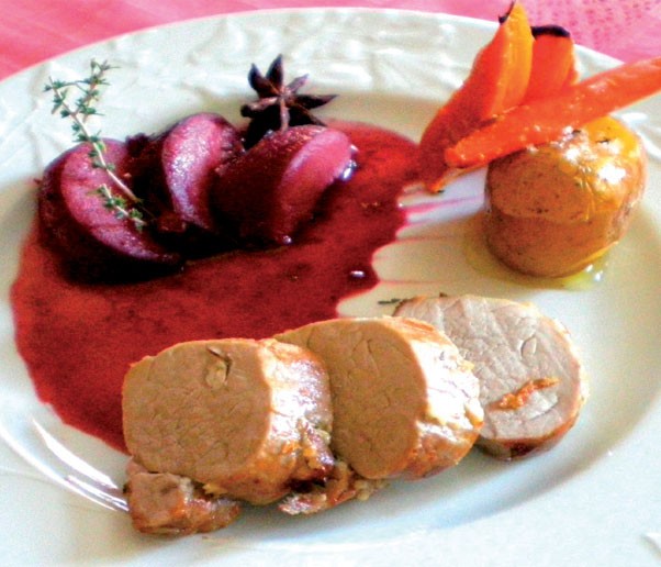 Χοιρινό φιλέτο με φρέσκα δαμάσκηνα