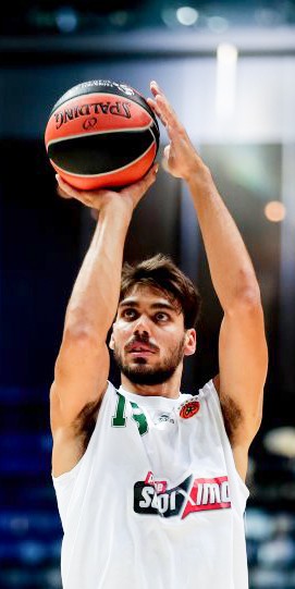 Ο Χαλκιδέος Νίκος Περσίδης με τη φανέλα του Λαύριου κόντρα στον Παναθηναϊκό