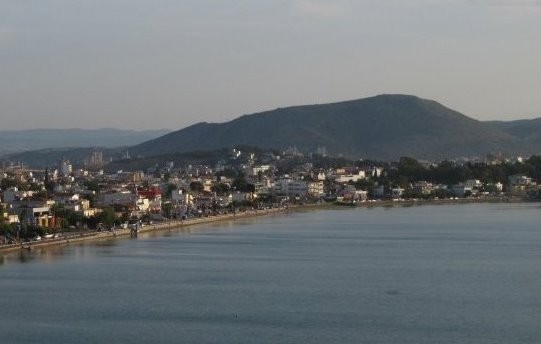 Τα λύματα μετακινούνται πάνω-κάτω στις ακτές της Χαλκίδας