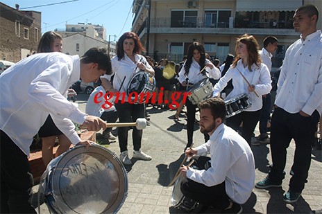 ΠΑΡΕΛΑΣΗ 25ης ΜΑΡΤΙΟΥ - ΧΑΛΚΙΔΑ: Τα έσπασαν από νωρίς