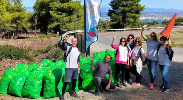 ΡΙΤΣΩΝΑ: Ξέθαψαν μέχρι γυάλινα μπουκάλια στον εθελοντικό καθαρισμό