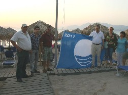 Πήραν επιτέλους τη γαλάζια σημαία οι Αλυκές