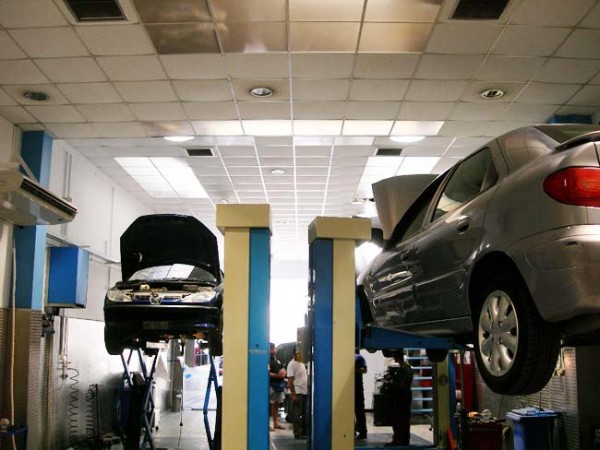 Έκλεβαν και αποσυναρμολογούσαν κλεμμένα αυτοκίνητα