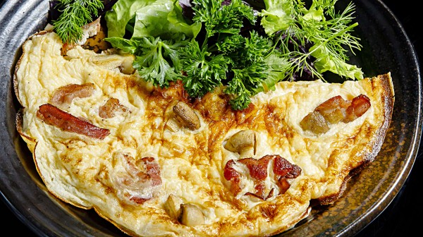 Ομελέτα με πεπερόνι και καυτερή κέτσαπ