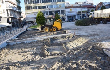 ΧΑΛΚΙΔΑ: Ξήλωσαν τα παρτέρια στην πλατεία της Αγοράς