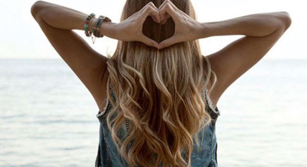 Έτσι θα ξεμπερδέψεις τα μαλλιά σου εύκολα μετά τη θάλασσα!