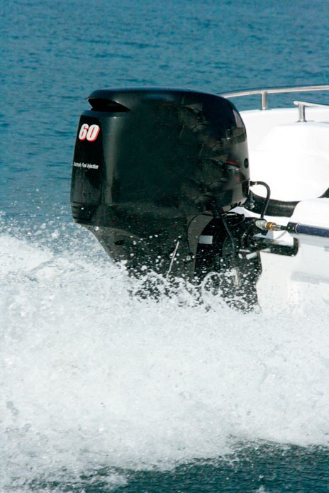 Πέταξε η μηχανή πάνω από τη βάρκα