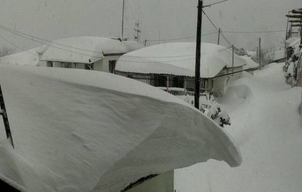 ΣΤΡΟΠΩΝΕΣ: Θαμμένο στο χιόνι το χωριό της Εύβοιας (φωτό)