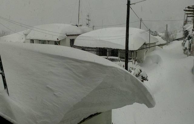 ΣΤΡΟΠΩΝΕΣ: Θαμμένο στο χιόνι το χωριό της Εύβοιας (φωτό)