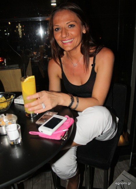 Να πιεις καφέ από τα χεράκια της