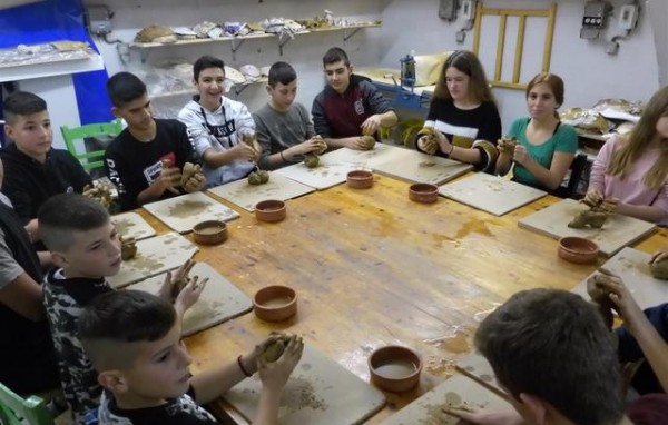 Μάθημα πηλοπλαστικής για τους μαθητές του Γυμνασίου Κριεζών στη Χαλκίδα