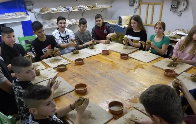 Μάθημα πηλοπλαστικής για τους μαθητές του Γυμνασίου Κριεζών στη Χαλκίδα