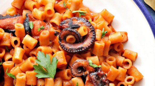Χταπόδι με κοφτό μακαρονάκι