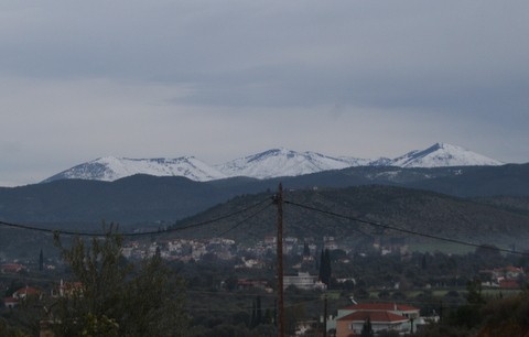 Οι χιονισμένες κορυφές της Δίρφυς