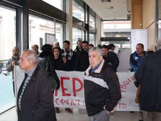 Mπλόκο στην Eθνική Tράπεζα Xαλκίδας