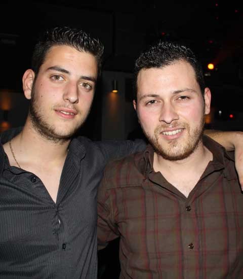 Ο ένας κοιτάζει, ο άλλος ψάχνει...