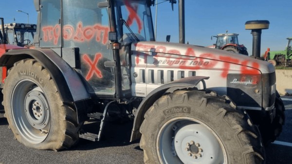 ΜΠΛΟΚΟ ΝΙΚΑΙΑΣ: Αγρότες έσκασαν τα λάστιχα στα τρακτέρ συναδέλφων τους, που πήγαν στη συνάντηση με τον Μητσοτάκη