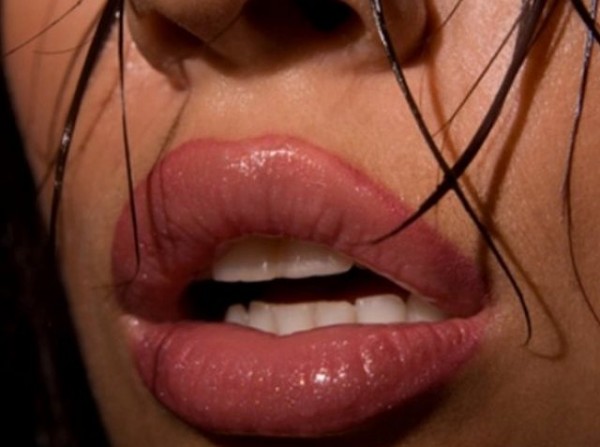 Άχρωμα χείλη τώρα!