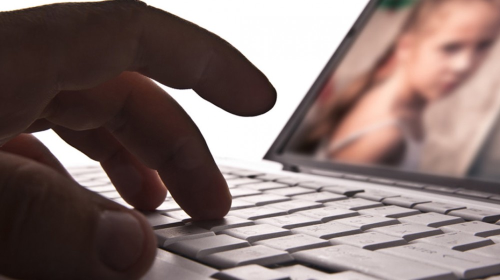 Πουλούσε γυμνές φωτογραφίες της ανήλικης κόρης της