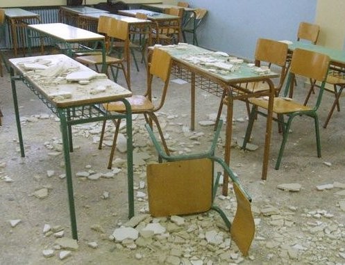 Eπεσαν σοβάδες και τζάμια σε τάξη κατά τη διάρκεια του μαθήματος