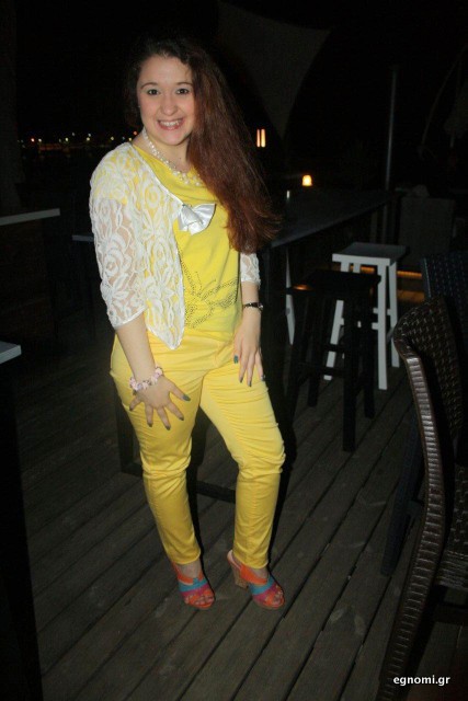 Το κορίτσι με τα κίτρινα