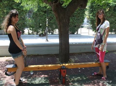 Λίγο ... μεγάλες για τραμπάλα